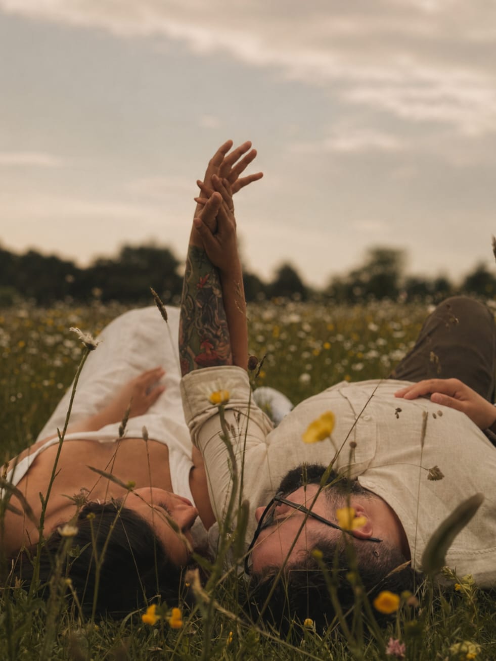 pareja-besandose