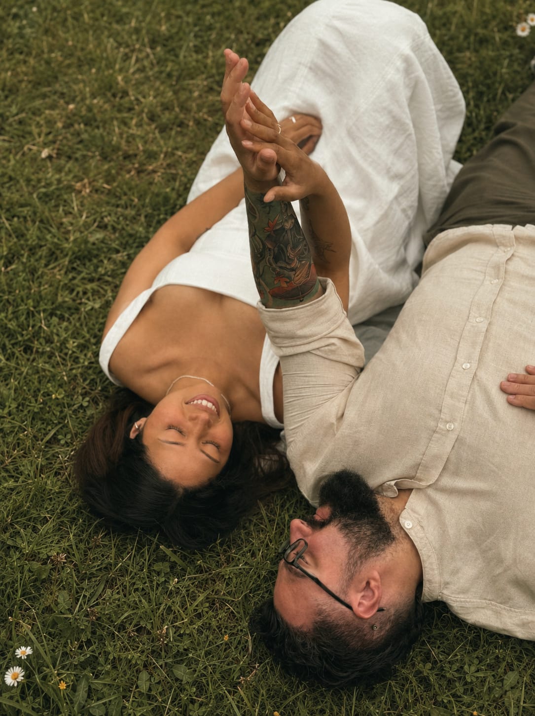 pareja-besandose-anillo