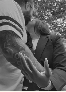 pareja-besandose-anillo